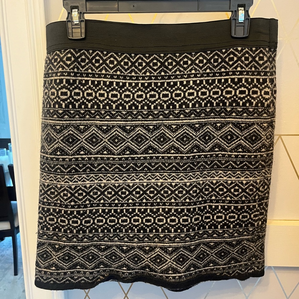 WOOL skirt fitted. MEDIUM